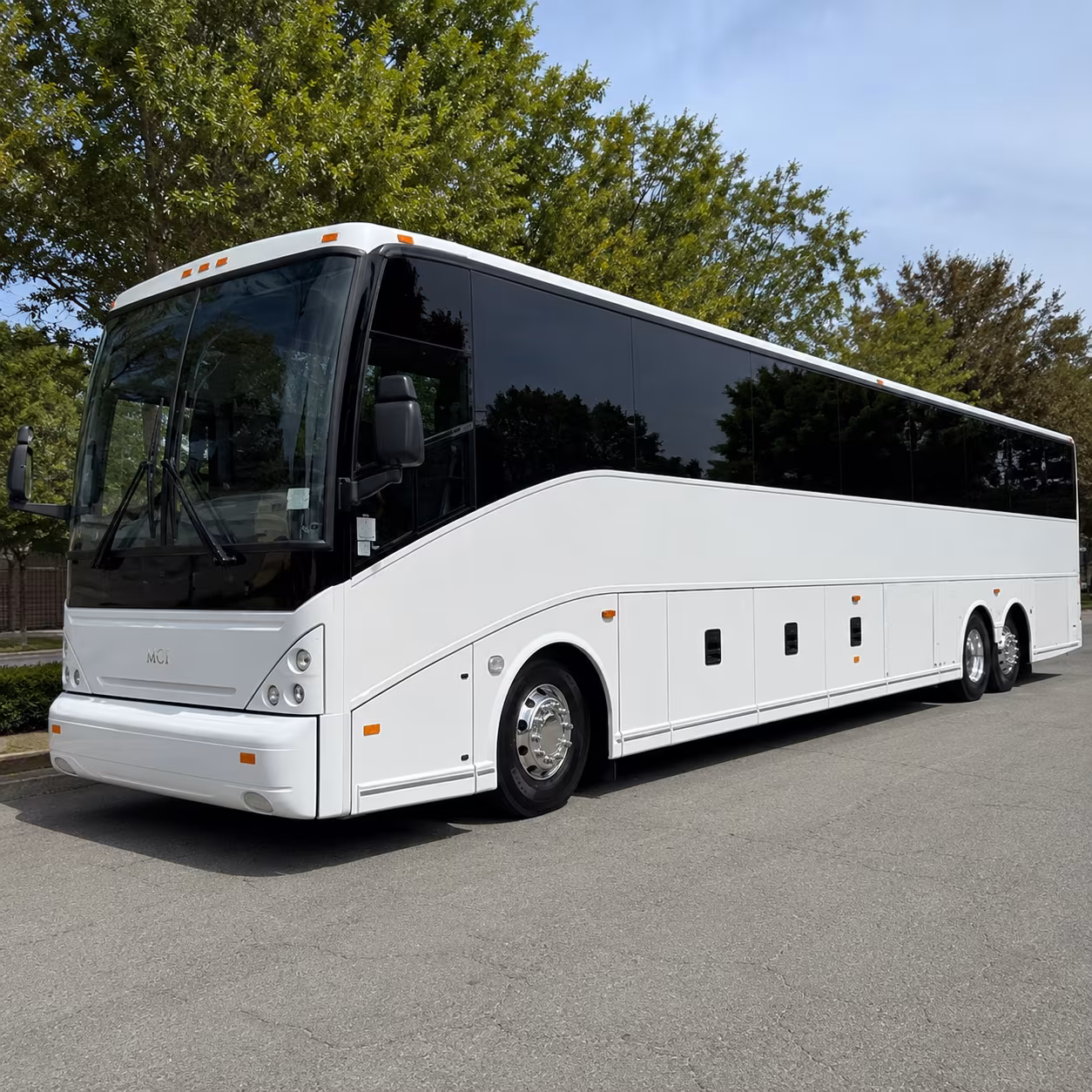 charter bus shuttles between clarksville and nashville international airport bna